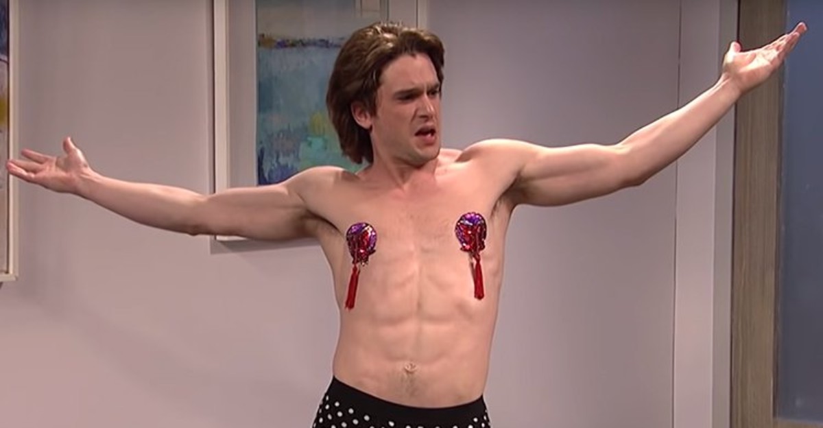 Kit Harington sorprende al público de ‘Saturday Night Live’ con su striptease cabaretero