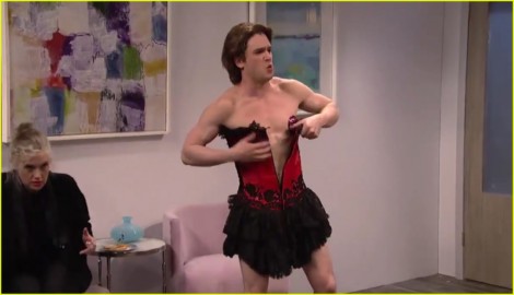 Kit Harington sorprende al público de ‘Saturday Night Live’ con su striptease cabaretero