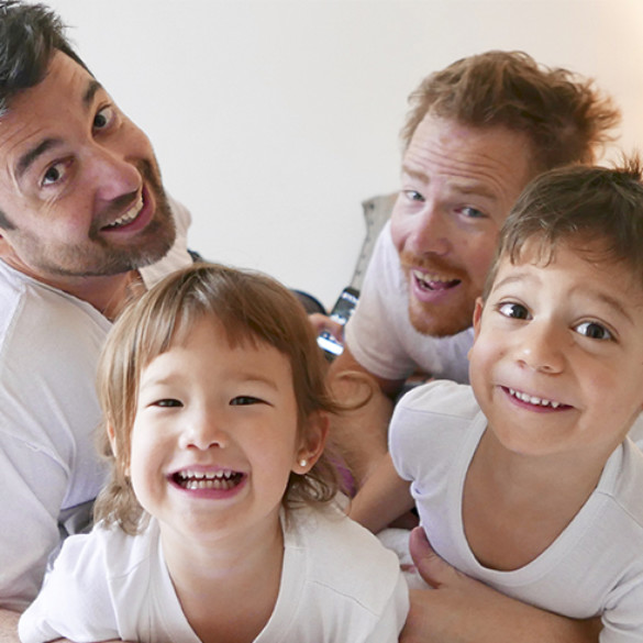 El tierno vídeo de una familia homoparental dirigido a Santiago Abascal