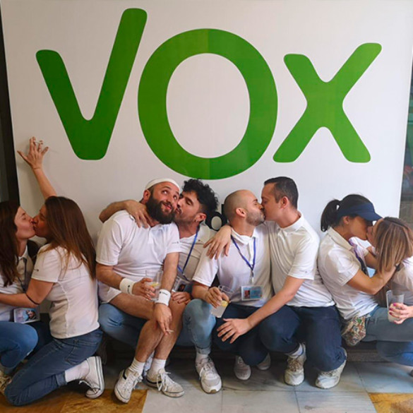 La historia detrás de la foto viral contra la homofobia de Vox