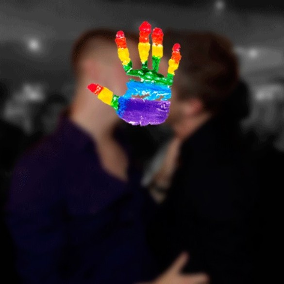 El beso de dos chicos desata la homofobia en un bar de Madrid