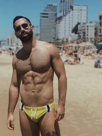 Miki Núñez y sus bailarines aprovechan sus últimos momentos para descansar en la playa de Tel Aviv