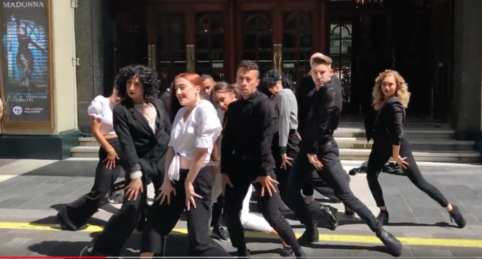 Un flashmob de 'Vogue' con bien de plumas para celebrar la próxima gira 'Madame X' de Madonna