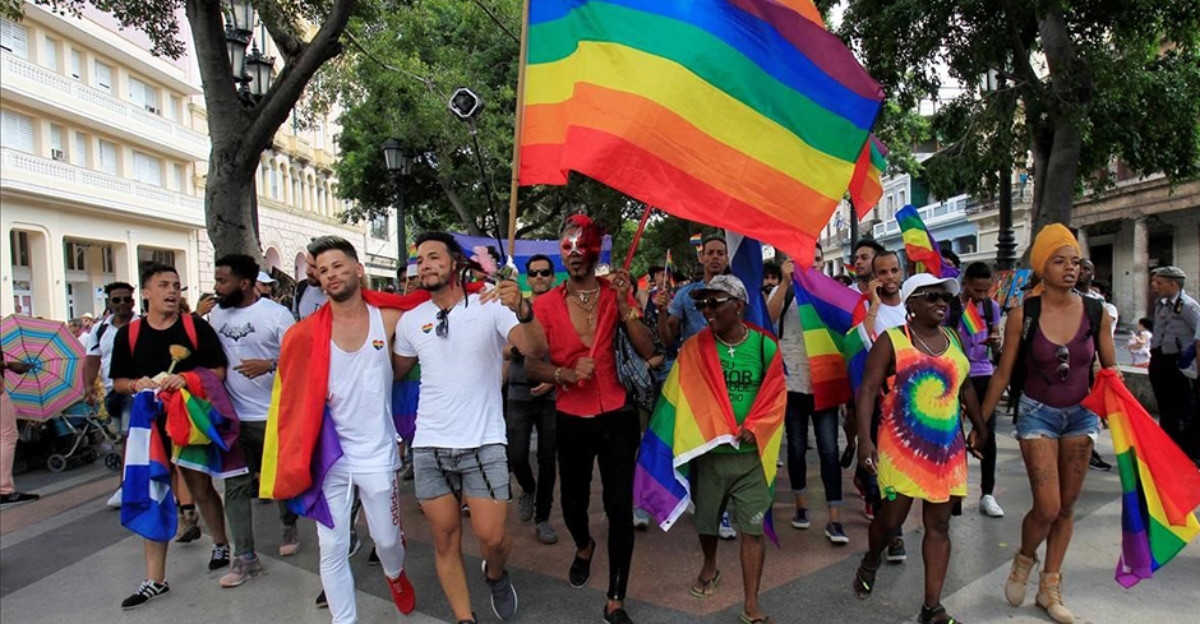Resumen LGTBI de la semana: Paco Tomás, Putochinomaricón y 'Arthur'