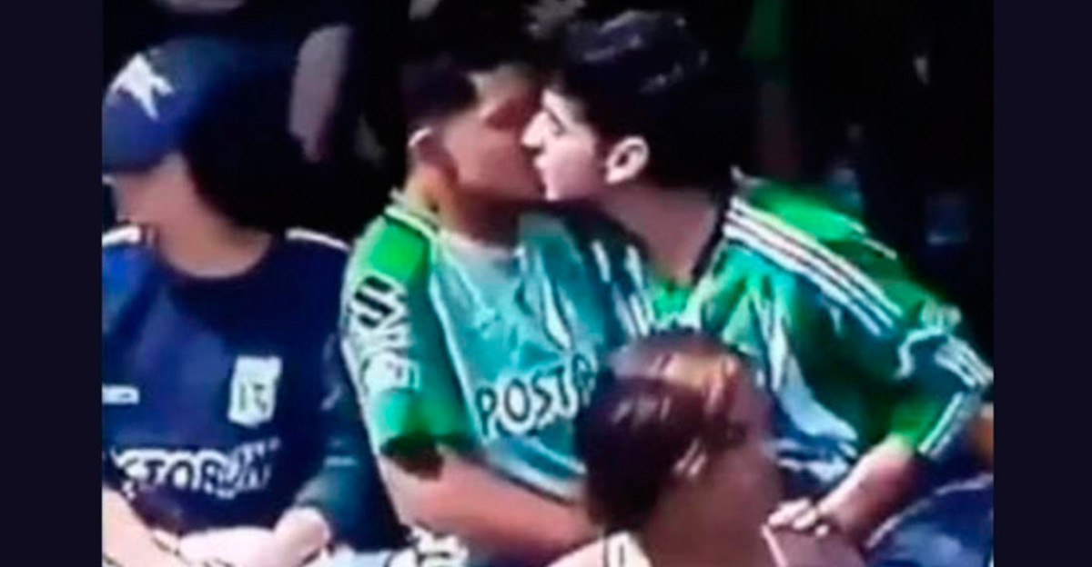 El "beso gay" en un campo de fútbol desata la homofobia (y una brillante respuesta)