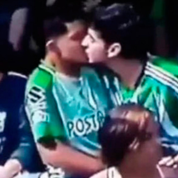 El "beso gay" en un campo de fútbol desata la homofobia (y una brillante respuesta)