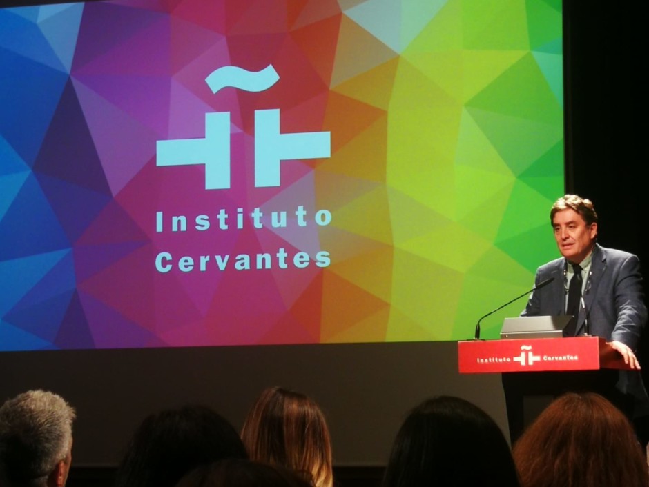 Grande-Marlaska reivindica la visibilidad trans en el Instituto Cervantes el día del Orgullo LGTBI