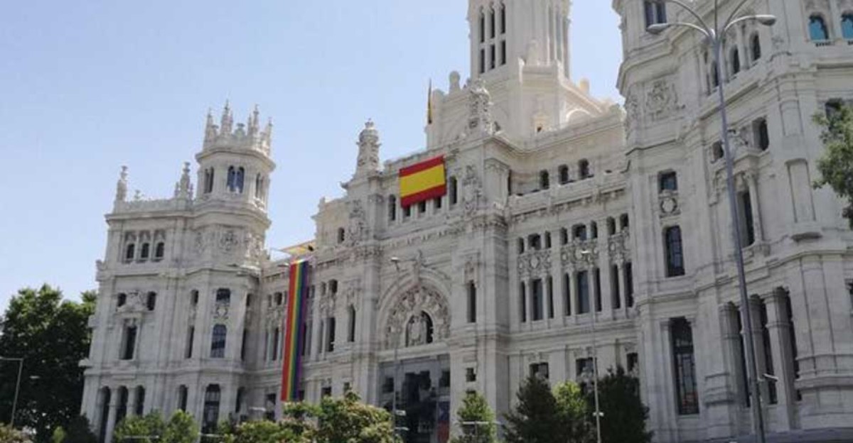 El Ayuntamiento de Madrid desplaza la bandera LGTBI del centro de la fachada del Palacio de Cibeles