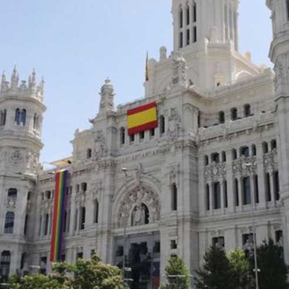 El Ayuntamiento de Madrid desplaza la bandera LGTBI del centro de la fachada del Palacio de Cibeles