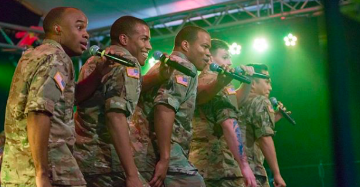 Dos miembros del Ejército bailan al ritmo del himno queer del verano