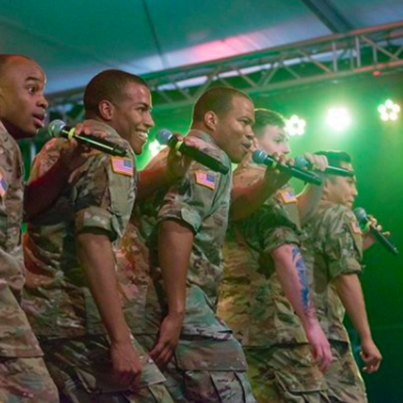 Dos miembros del Ejército bailan al ritmo del himno queer del verano