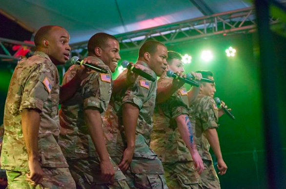 Dos miembros del Ejército bailan al ritmo del himno queer del verano 