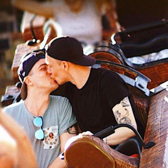 La pareja que ha intentado besarse en cada atracción de Disney World Orlando