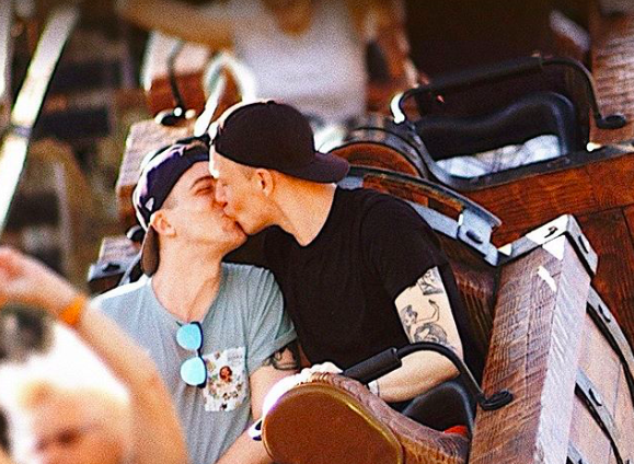 La pareja que ha intentado besarse en cada atracción de Disney World Orlando 