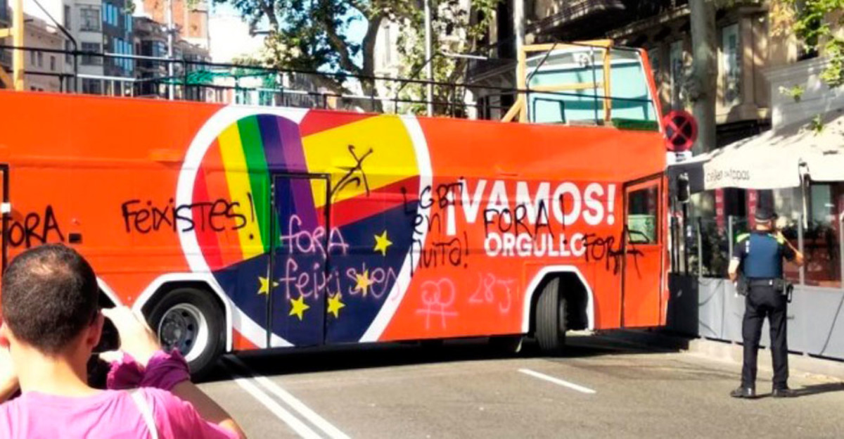 Pintadas, abucheos e insultos a la carroza de Ciudadanos en el Pride de Barcelona
