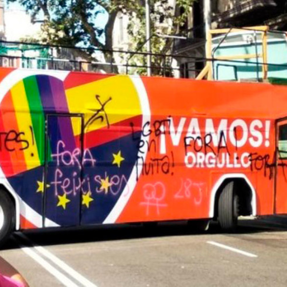 Pintadas, abucheos e insultos a la carroza de Ciudadanos en el Pride de Barcelona