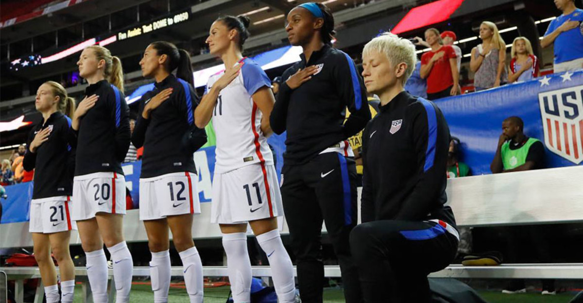 Una futbolista del equipo de EE UU se niega a cantar el himno como protesta contra Trump