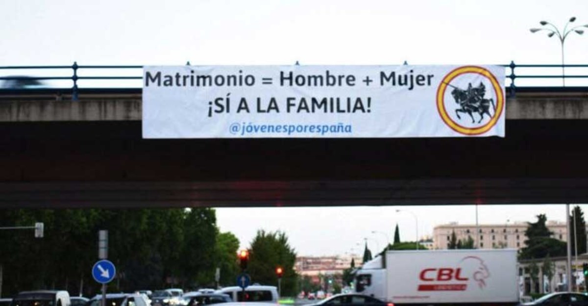 Escandaloso cartel homófobo en La Castellana en plena semana del Orgullo de Madrid