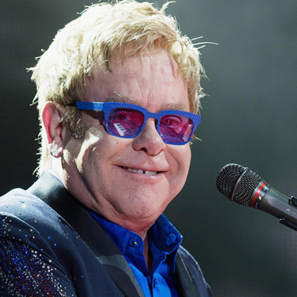 Elton John critica duramente a la Iglesia católica por no bendecir las uniones civiles LGTBI, y tiene una razón de peso