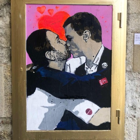El beso entre Pedro Sánchez y Pablo Iglesias, arte y mensaje político