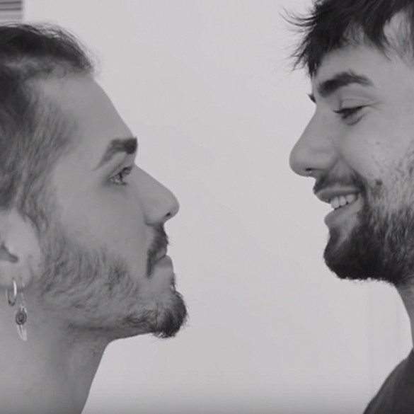 Un triángulo perfecto formado por música, vídeo y una historia de amor LGTBI