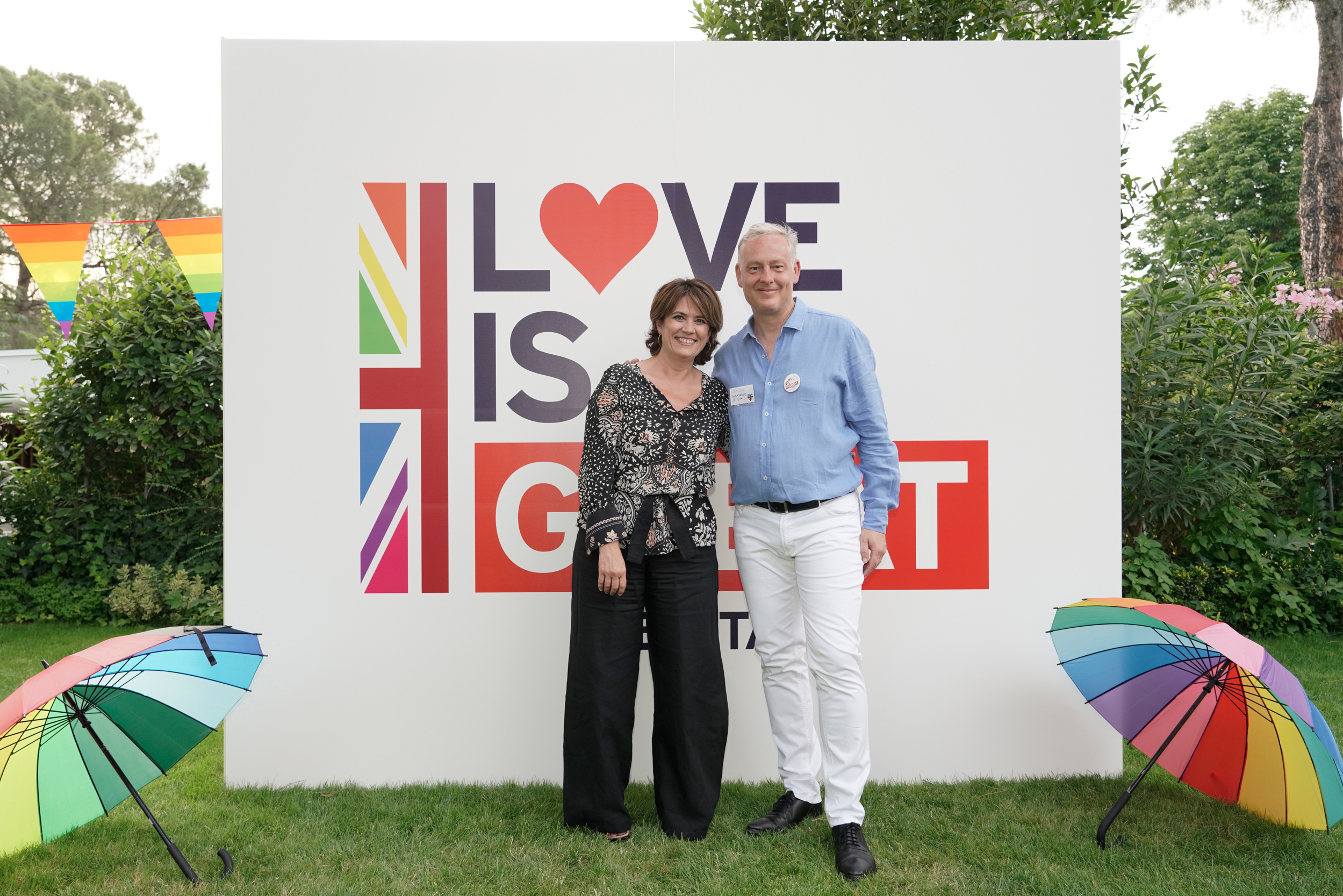 El embajador británico Simon Manley celebra el Orgullo de Madrid con la fiesta 'Love Is Great'