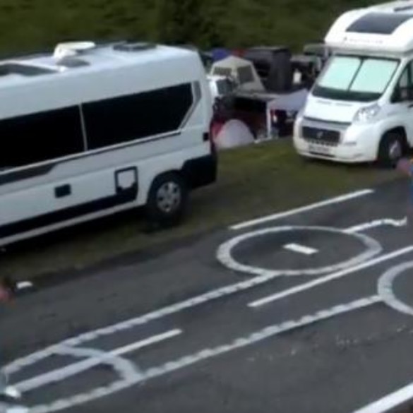 Así se borran los penes pintados en el asfalto del Tour de Francia