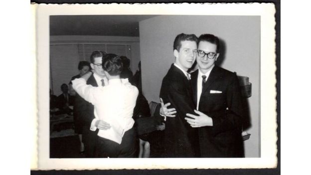 Las maravillosas fotos de la pionera boda gay (clandestina) al margen de la ley