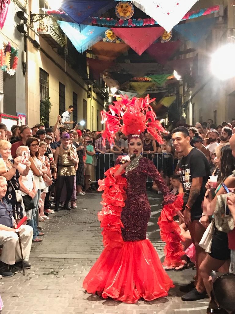 Empieza el ‘Orgullo Chico’: Emy y sus chicas montan su pasarela travesti en la calle del Oso del Madrid más castizo