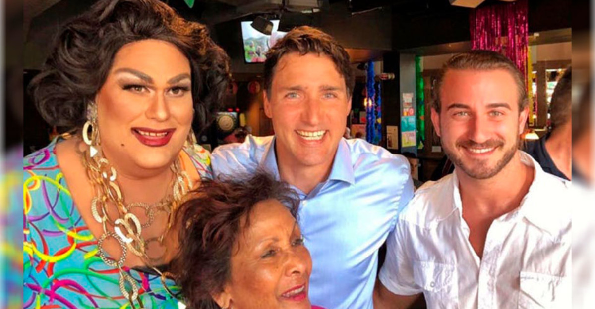El primer ministro de Canadá se toma una cerveza en un bar gay mientras trabaja