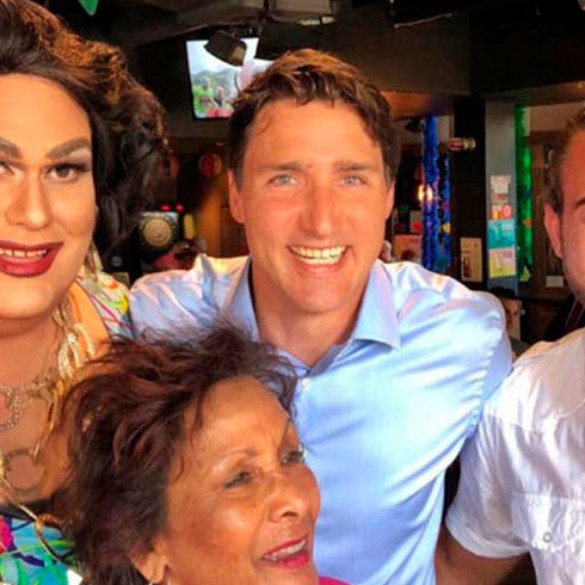 El primer ministro de Canadá se toma una cerveza en un bar gay mientras trabaja