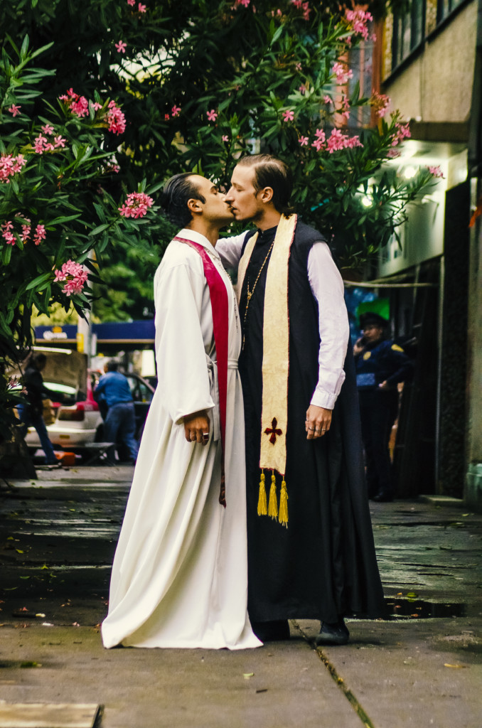 Dos curas besándose en la calle: ¿Amor, morbo, provocación, arte…?