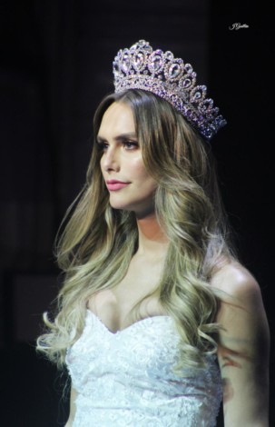 Ángela Ponce entrega la corona de Miss Universo España a su sucesora