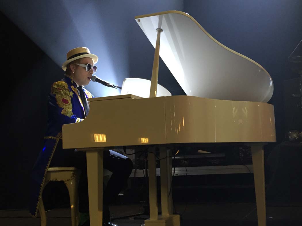 'Elton Song' conquista la Gran Vía madrileña con su personalidad arrolladora