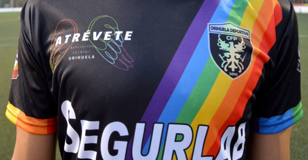 La equipación arcoíris del Orihuela para apoyar al colectivo LGTBI
