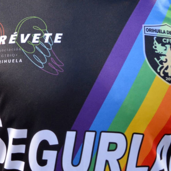 La equipación arcoíris del Orihuela para apoyar al colectivo LGTBI