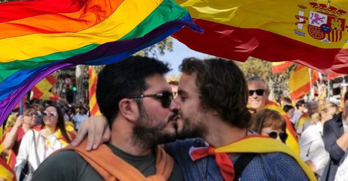 El beso gay 'viral' de la manifestación por España en Barcelona
