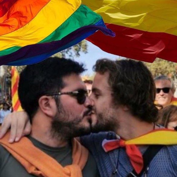 El beso gay 'viral' de la manifestación por España en Barcelona