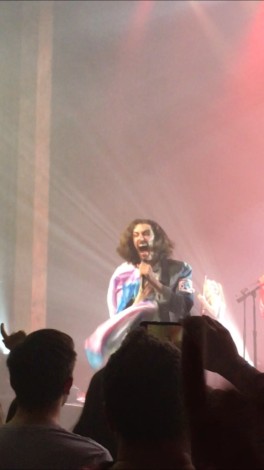 Hozier alza la bandera trans durante una actuación mientras canta 'Take Me To Church'