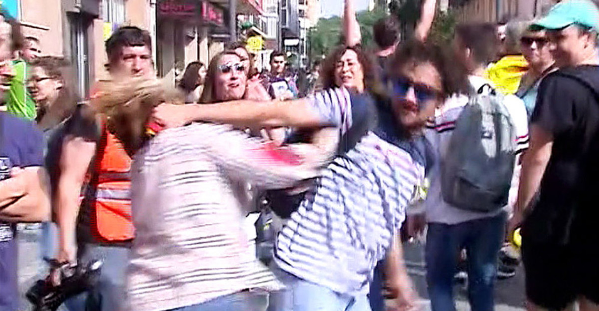 Vemos el vídeo viral de la mujer agredida en Cataluña al completo y descubrimos su homófoba respuesta