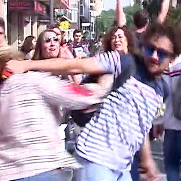 Vemos el vídeo viral de la mujer agredida en Cataluña al completo y descubrimos su homófoba respuesta