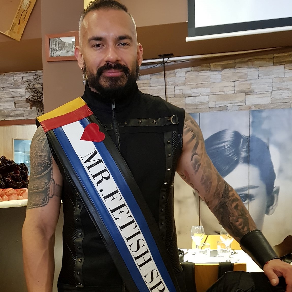 El actor porno gay Santi Noguera: "Quiero follarme a Santiago Abascal, está muy bueno"