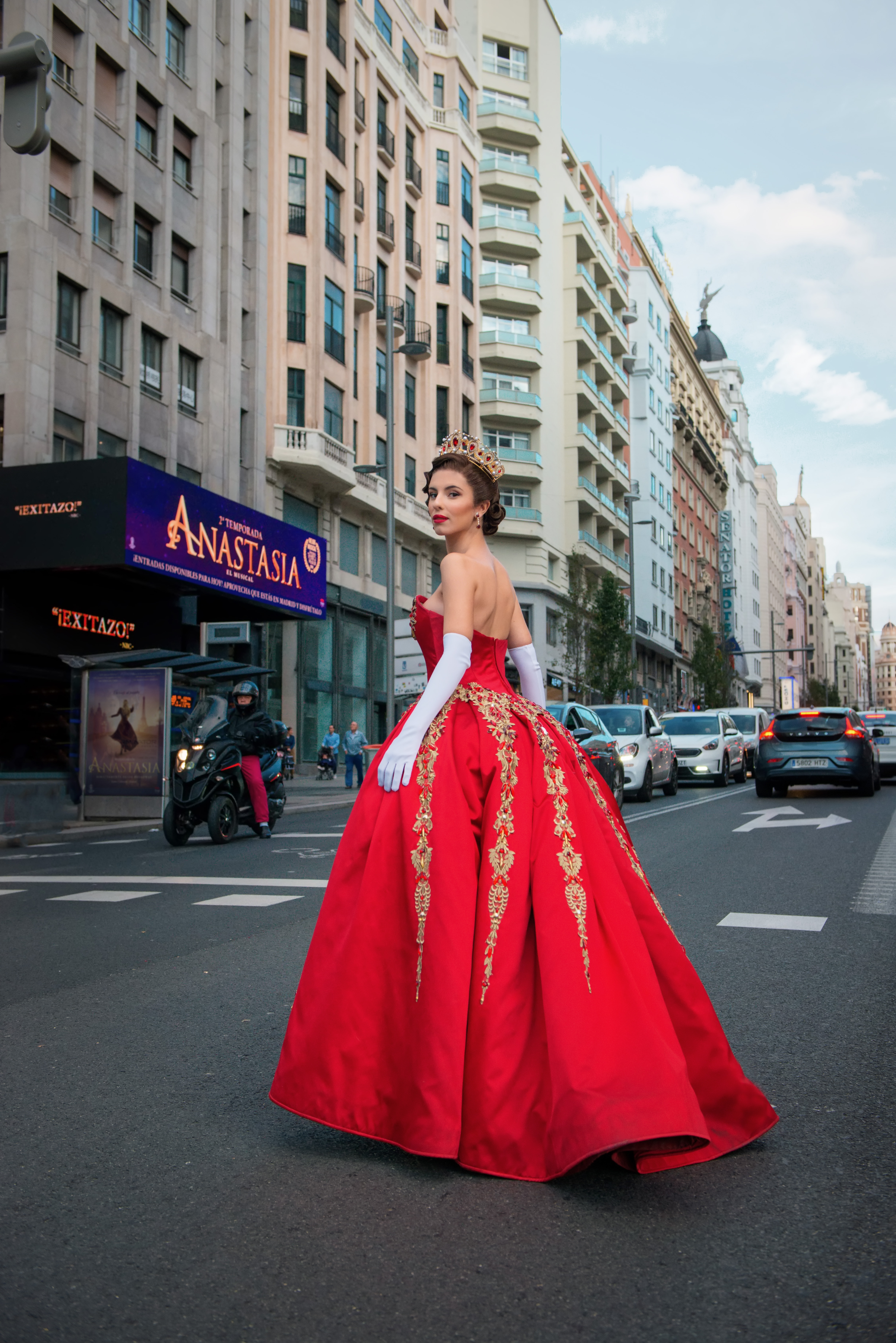 Anastasia se pasea por la Gran Vía (con sus joyas y su corona)