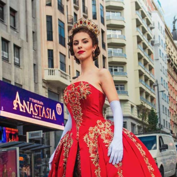 Anastasia se pasea por la Gran Vía (con sus joyas y su corona)