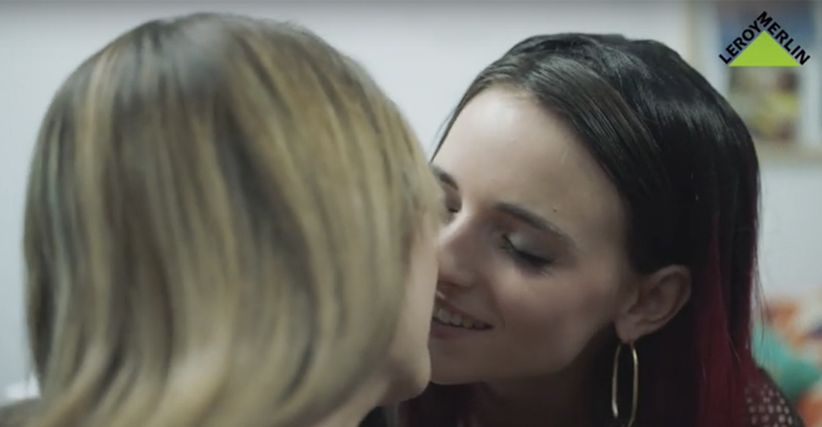 Dos chicas se comen la boca en el último anuncio de Leroy Merlin