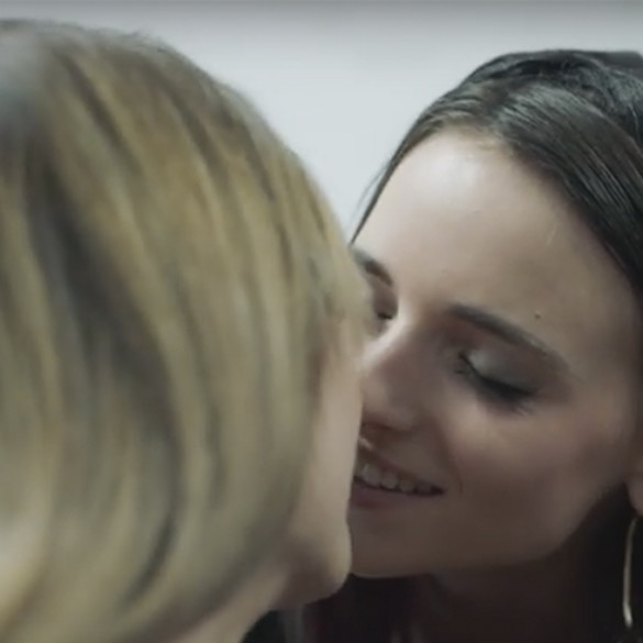 Dos chicas se comen la boca en el último anuncio de Leroy Merlin