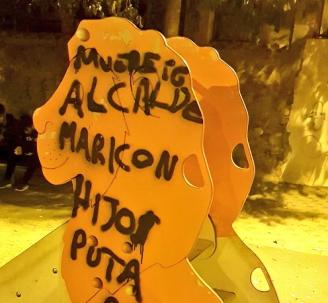 Aparecen pintadas homófobas contra un alcalde de Murcia