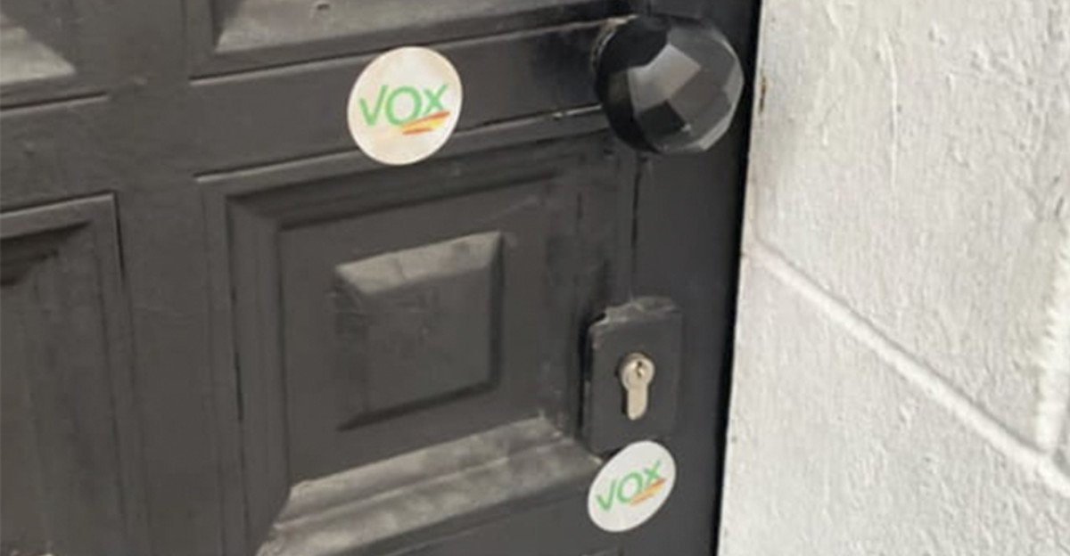 Vox boicotea una discoteca LGTB de Jerez y dejan pegatinas con su logo
