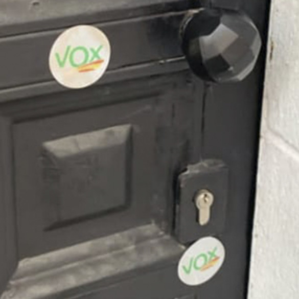 Vox boicotea una discoteca LGTB de Jerez y dejan pegatinas con su logo
