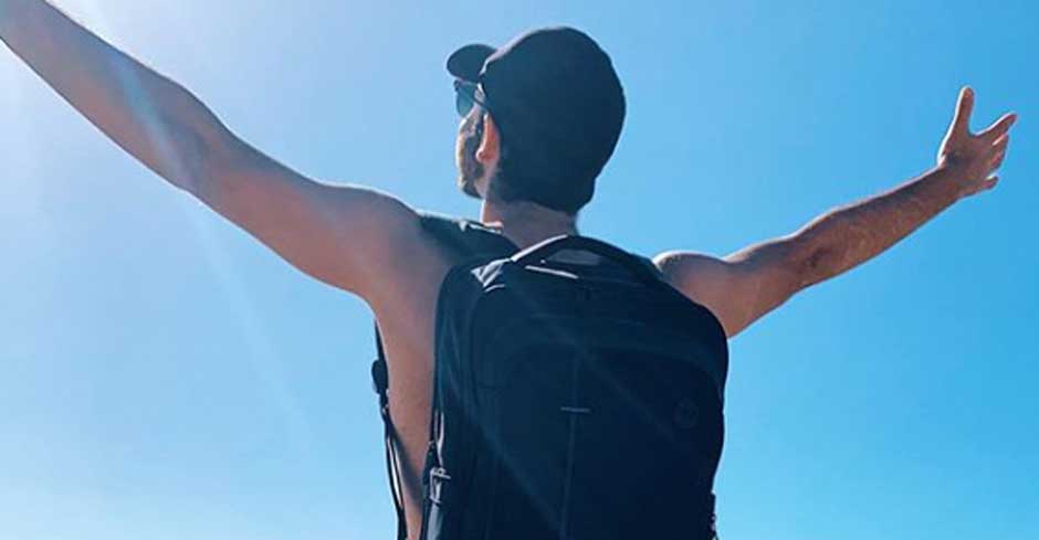 ¿Qué celebra Agoney así de efusivo y feliz? - Shangay